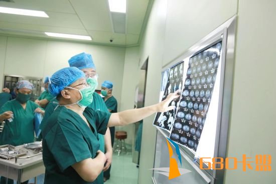 和平精英辅助22x0哈尔滨市第一医院成功进行省内首例天玑机器人