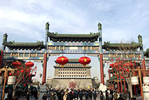 新春走基層：看年俗 品年味 京城年味兒濃 在現代化的北京城中，傳統的年俗可一樣都不少，博物館、圖書館、影劇院等都為市民奉上了“春節大餐”，街頭巷尾充滿了過年的氣息。【詳細】
