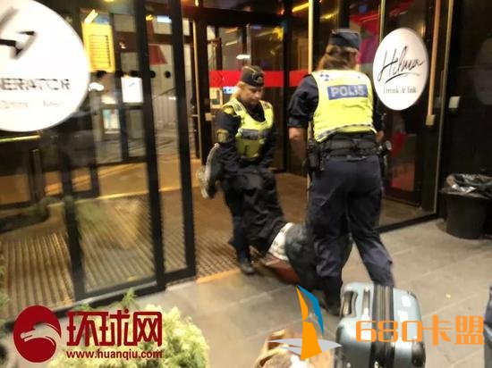  中国游客曾先生的父亲被瑞典警察拖出酒店。