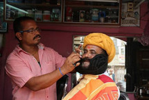印男子蓄6.7米胡子破世界纪录印度男子吉达尔·维亚斯(Girdhar Vyas)蓄有总长22英尺(约6.7米)的胡子，是目前世界上最长的。为使胡子柔滑，吉达尔每天都要花上3个小时来打理它。
【详细】
国际新闻｜国际热图
