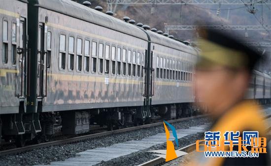 5633次列车驶离成昆铁路沙马拉达站（1月26日摄）。新华社记者 薛玉斌 摄