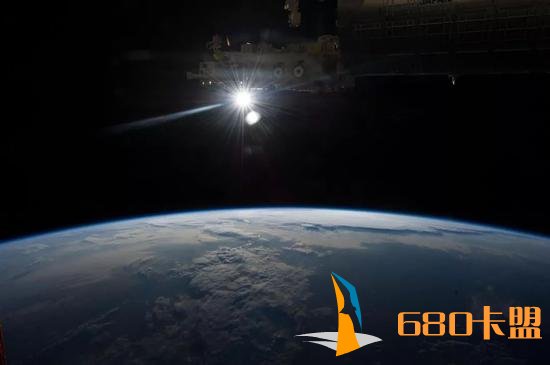 国际空间站上看到的太阳照耀下的地球。图片来源NASA