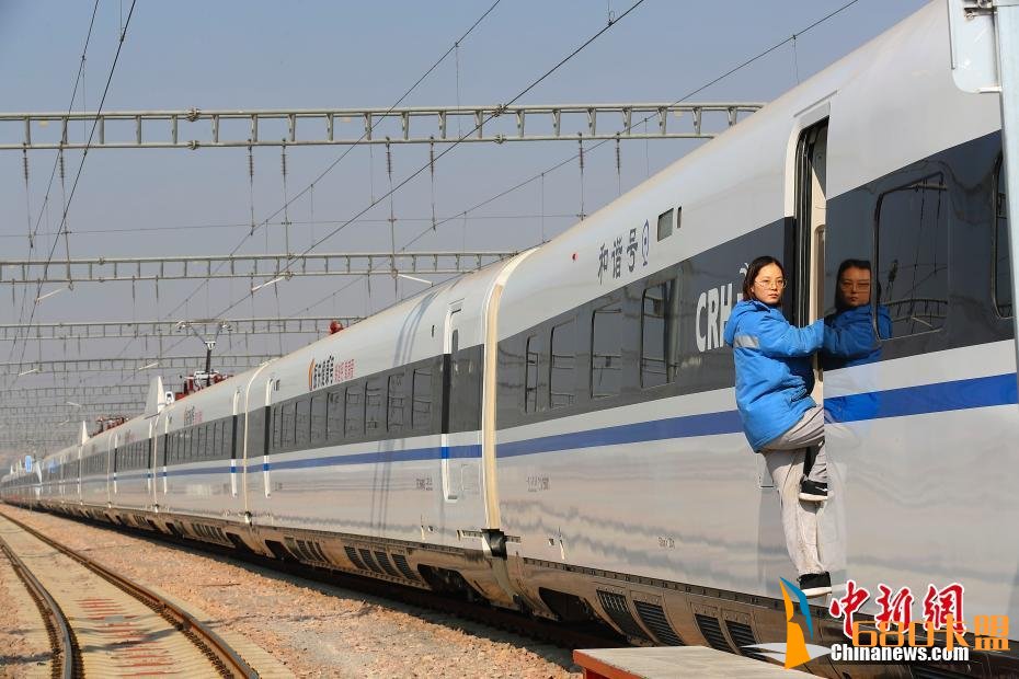 和平精英pc端辅助探访中国首支高铁女子机械师乘务队 平均年龄